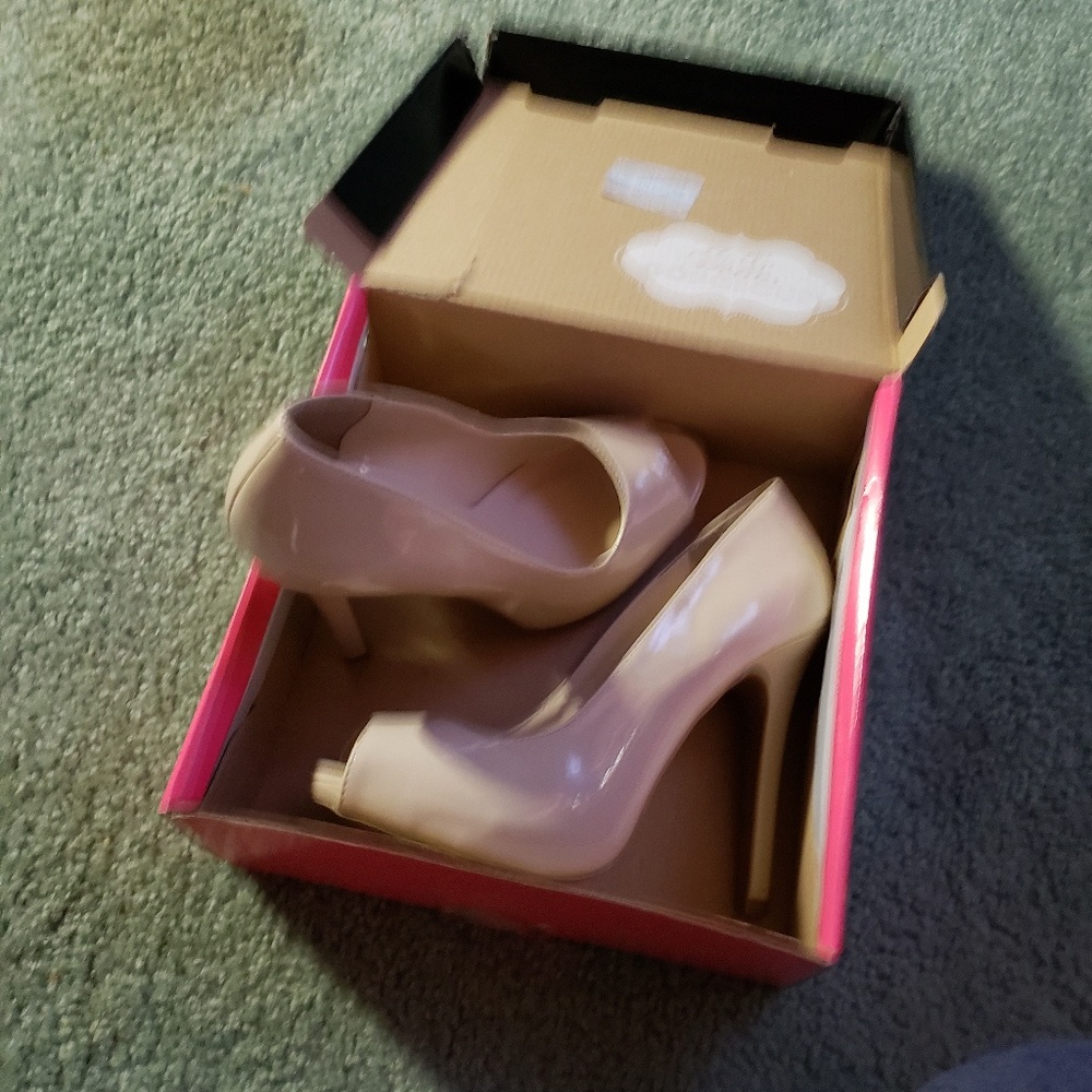 Nude pumps